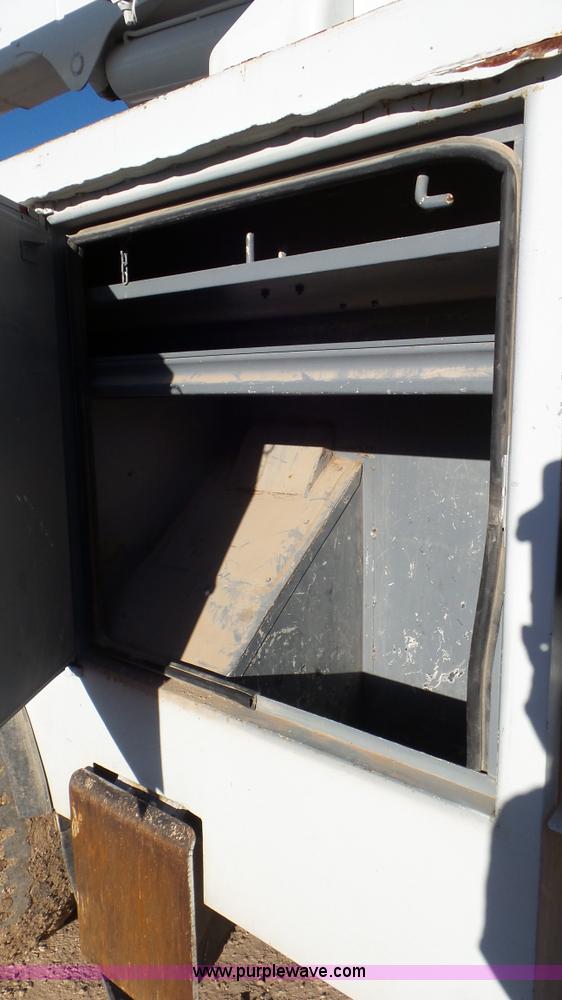 image for item L4487 2004 International 7300 bucket truck