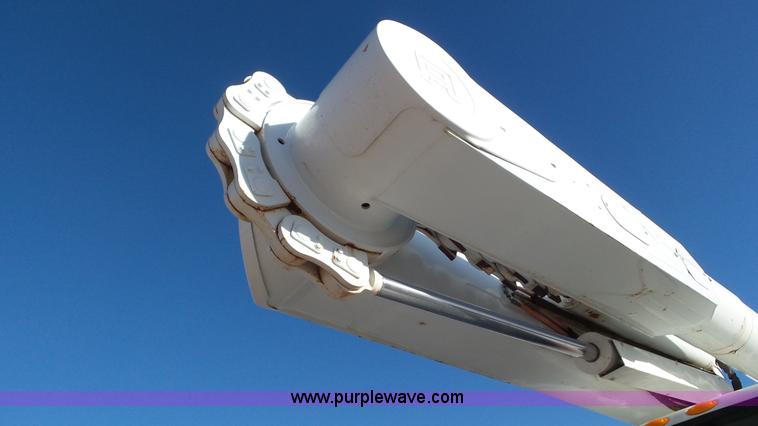 image for item L4487 2004 International 7300 bucket truck