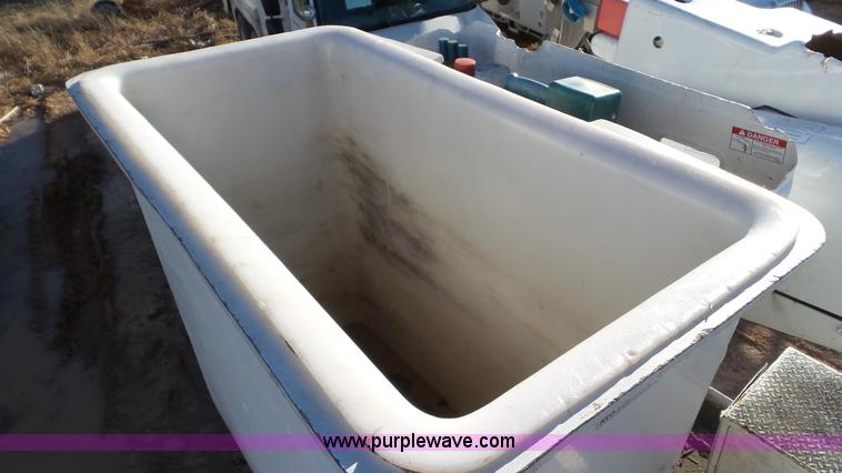 image for item L4487 2004 International 7300 bucket truck