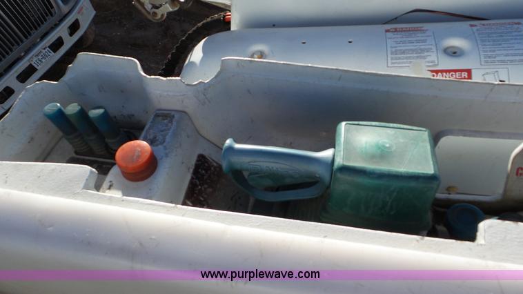 image for item L4487 2004 International 7300 bucket truck