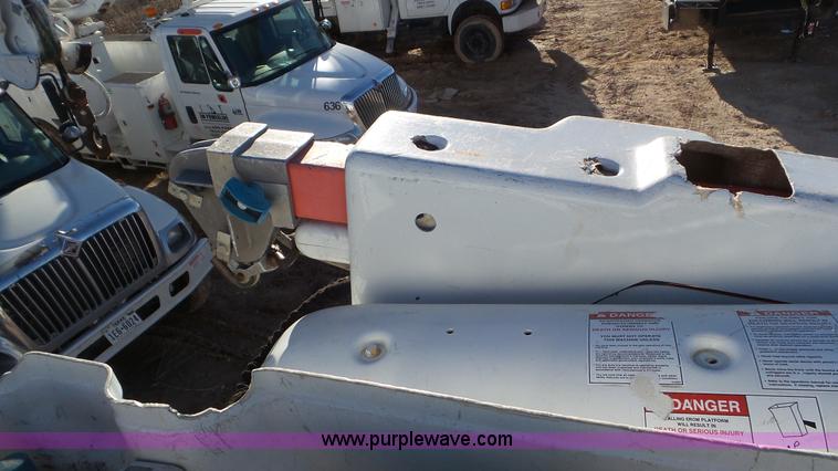 image for item L4487 2004 International 7300 bucket truck