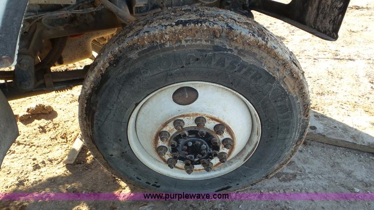 image for item L4487 2004 International 7300 bucket truck