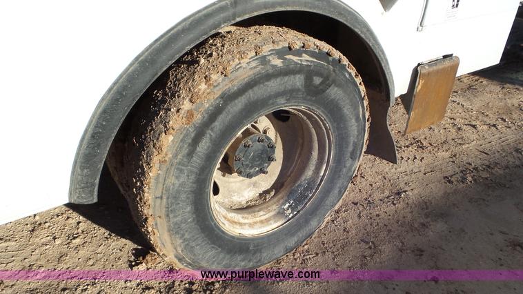 image for item L4487 2004 International 7300 bucket truck