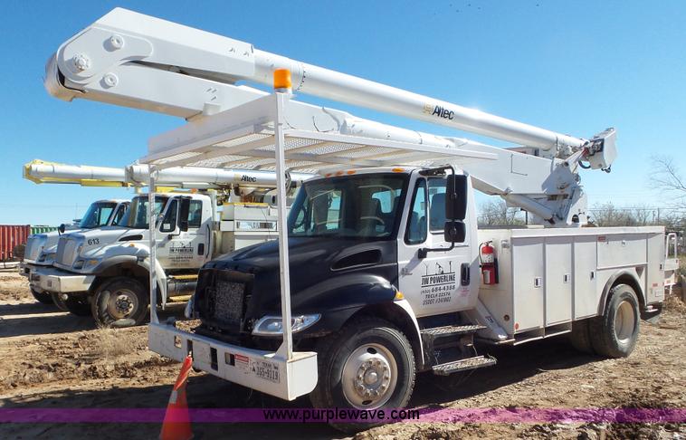 image for item L4491 2003 International DuraStar 4300 digger derrick truck