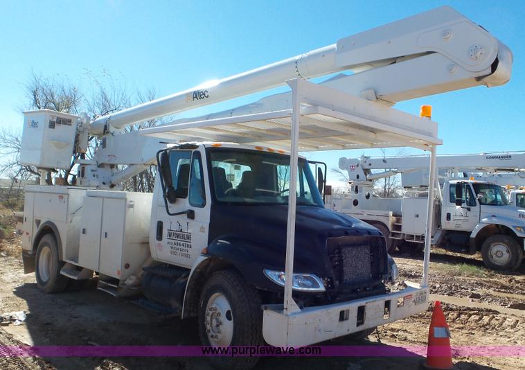 image for item L4491 2003 International DuraStar 4300 digger derrick truck