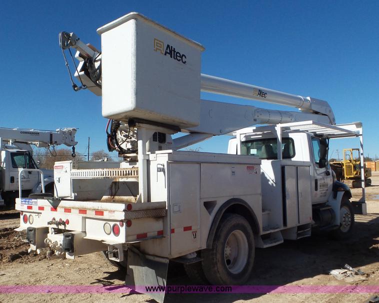 image for item L4491 2003 International DuraStar 4300 digger derrick truck