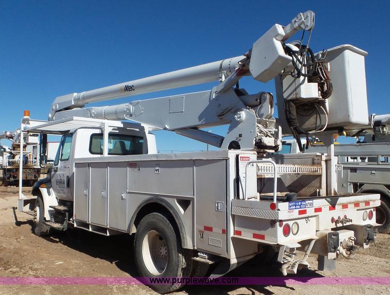 image for item L4491 2003 International DuraStar 4300 digger derrick truck