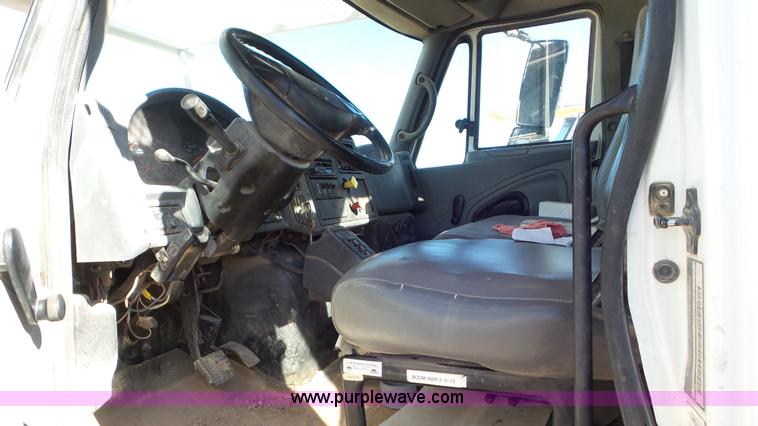 image for item L4491 2003 International DuraStar 4300 digger derrick truck