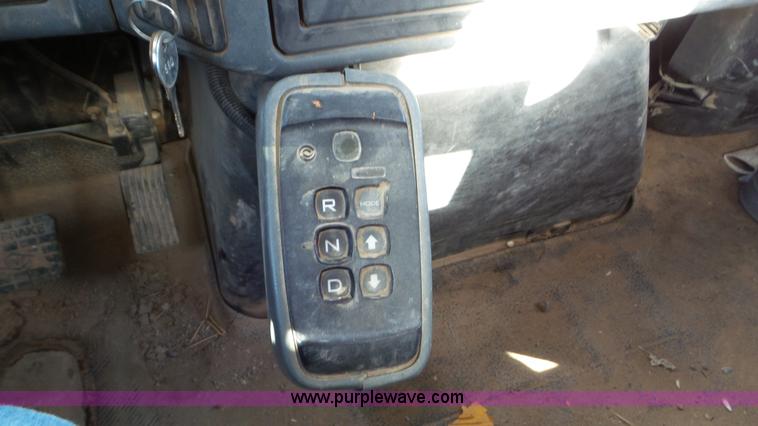 image for item L4491 2003 International DuraStar 4300 digger derrick truck