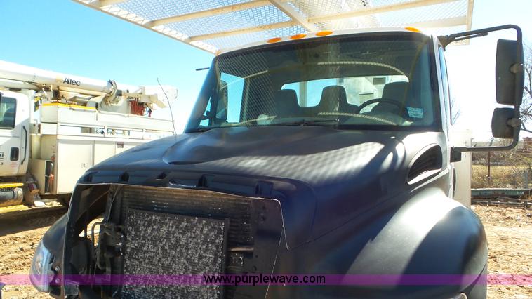 image for item L4491 2003 International DuraStar 4300 digger derrick truck