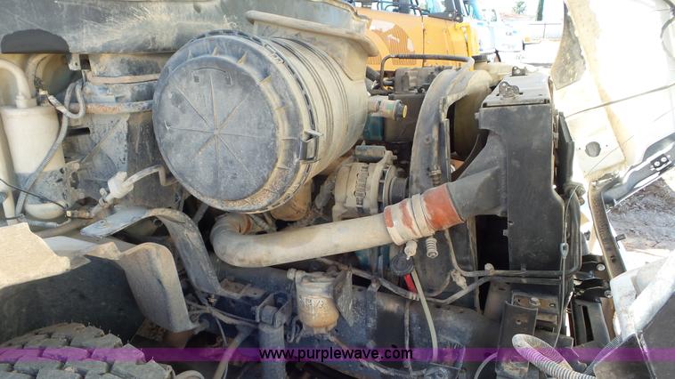 image for item L4491 2003 International DuraStar 4300 digger derrick truck