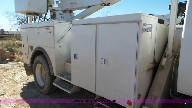 image for item L4491 2003 International DuraStar 4300 digger derrick truck