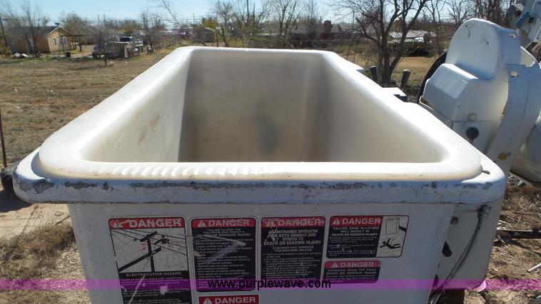 image for item L4491 2003 International DuraStar 4300 digger derrick truck