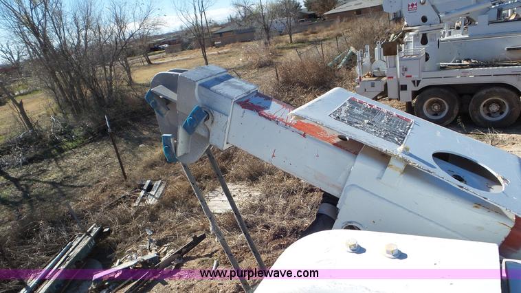 image for item L4491 2003 International DuraStar 4300 digger derrick truck