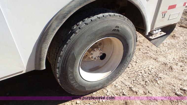 image for item L4491 2003 International DuraStar 4300 digger derrick truck