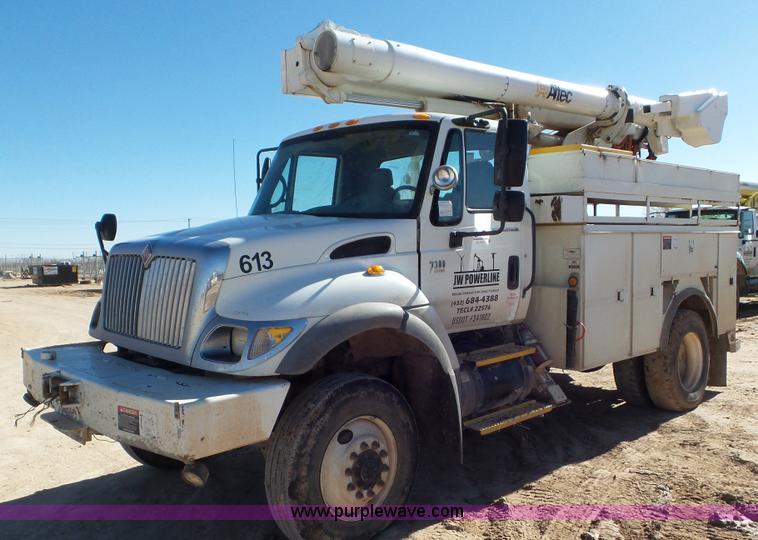 image for item L4493 2007 International 7300 bucket truck