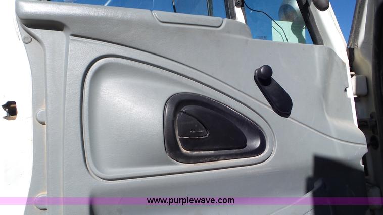 image for item L4493 2007 International 7300 bucket truck