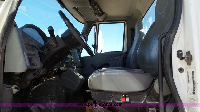 image for item L4493 2007 International 7300 bucket truck