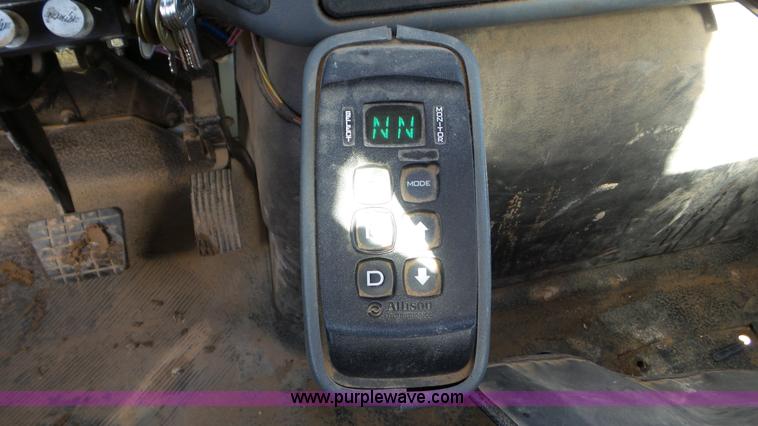 image for item L4493 2007 International 7300 bucket truck