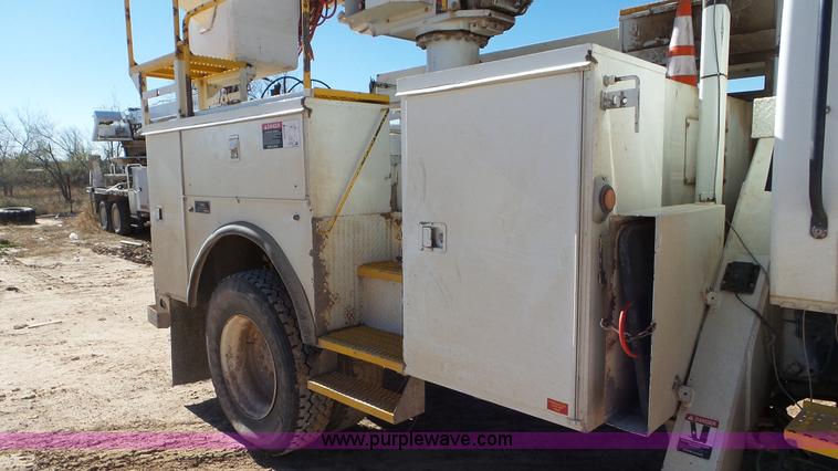 image for item L4493 2007 International 7300 bucket truck