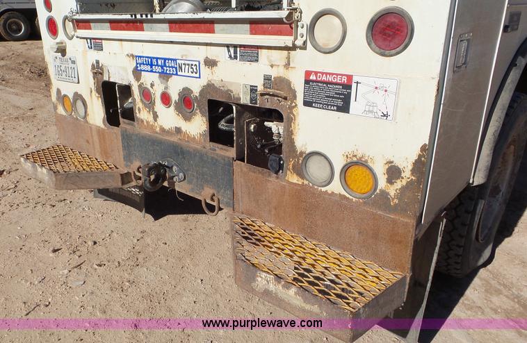 image for item L4493 2007 International 7300 bucket truck