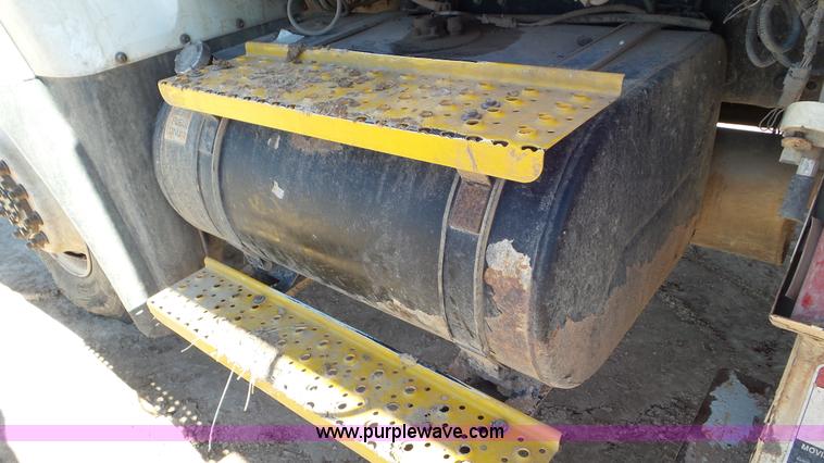 image for item L4493 2007 International 7300 bucket truck