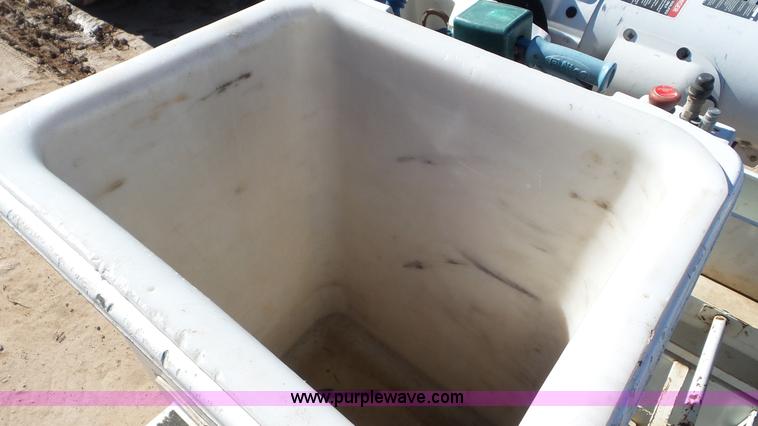 image for item L4493 2007 International 7300 bucket truck