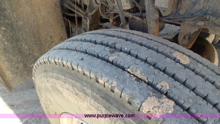 image for item L4493 2007 International 7300 bucket truck