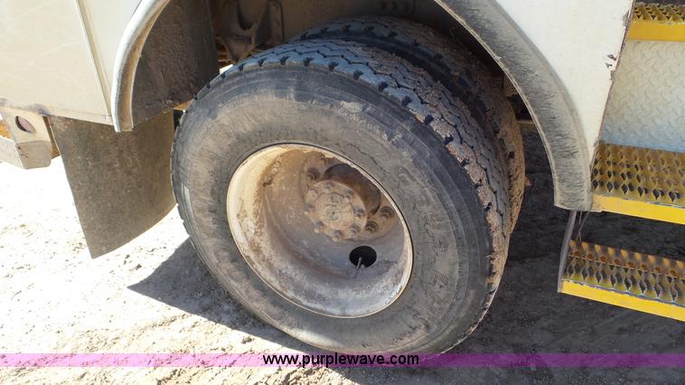 image for item L4493 2007 International 7300 bucket truck