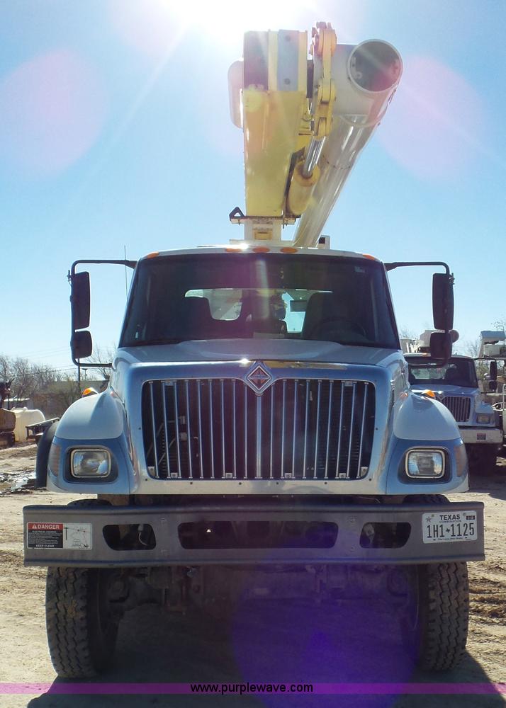 image for item L4494 2005 International 7300 bucket truck