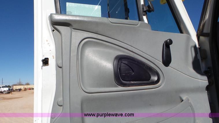 image for item L4494 2005 International 7300 bucket truck