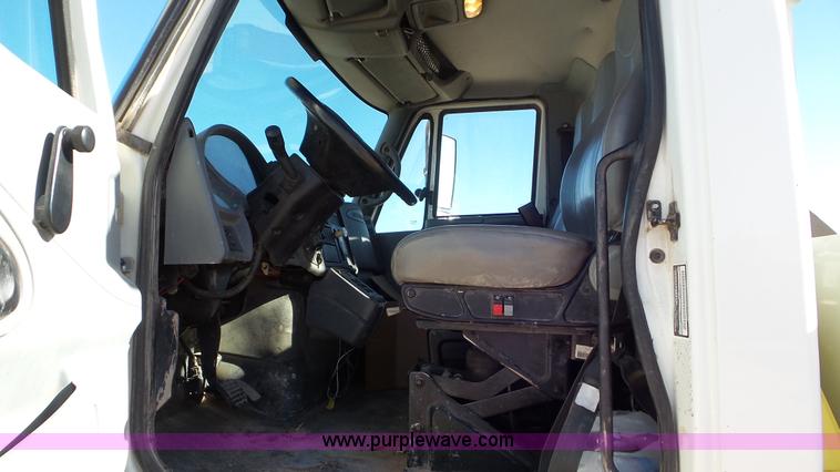 image for item L4494 2005 International 7300 bucket truck