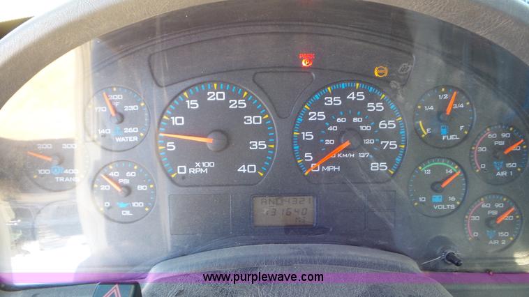 image for item L4494 2005 International 7300 bucket truck