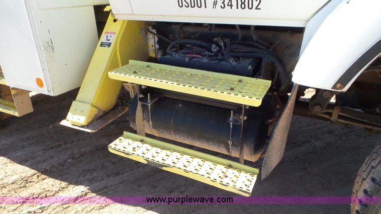 image for item L4494 2005 International 7300 bucket truck