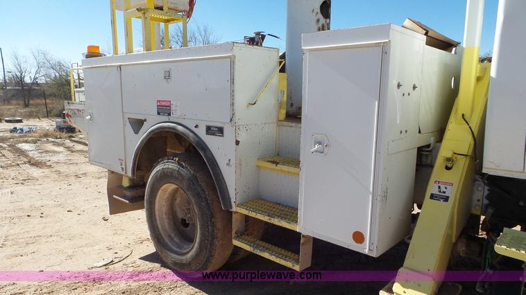 image for item L4494 2005 International 7300 bucket truck