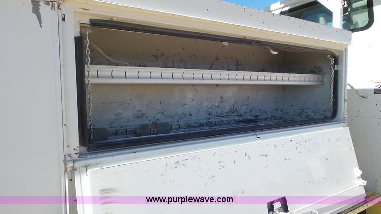 image for item L4494 2005 International 7300 bucket truck