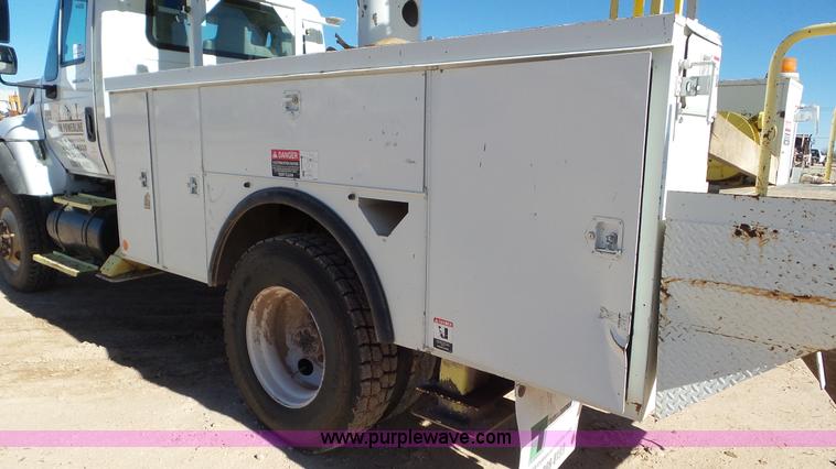 image for item L4494 2005 International 7300 bucket truck