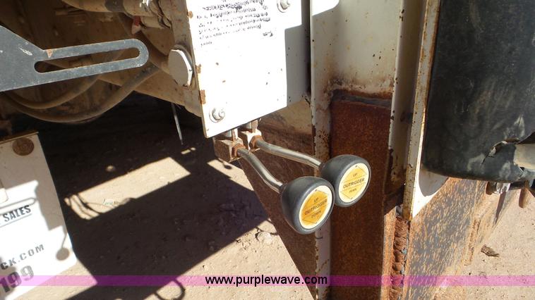 image for item L4494 2005 International 7300 bucket truck