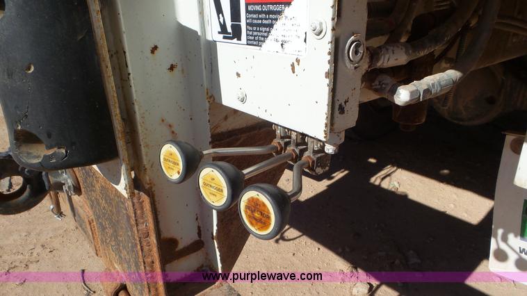 image for item L4494 2005 International 7300 bucket truck