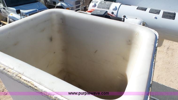 image for item L4494 2005 International 7300 bucket truck