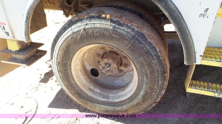 image for item L4494 2005 International 7300 bucket truck