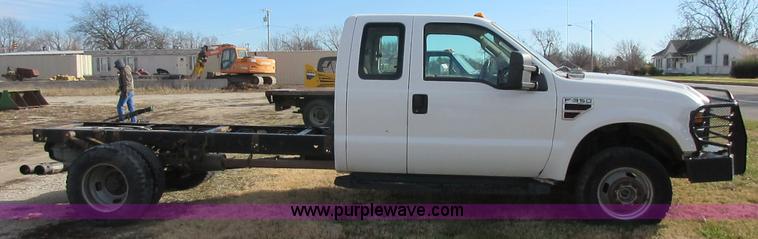 image for item I1817 2008 Ford F350 Super Duty XL SuperCab cab and chassis