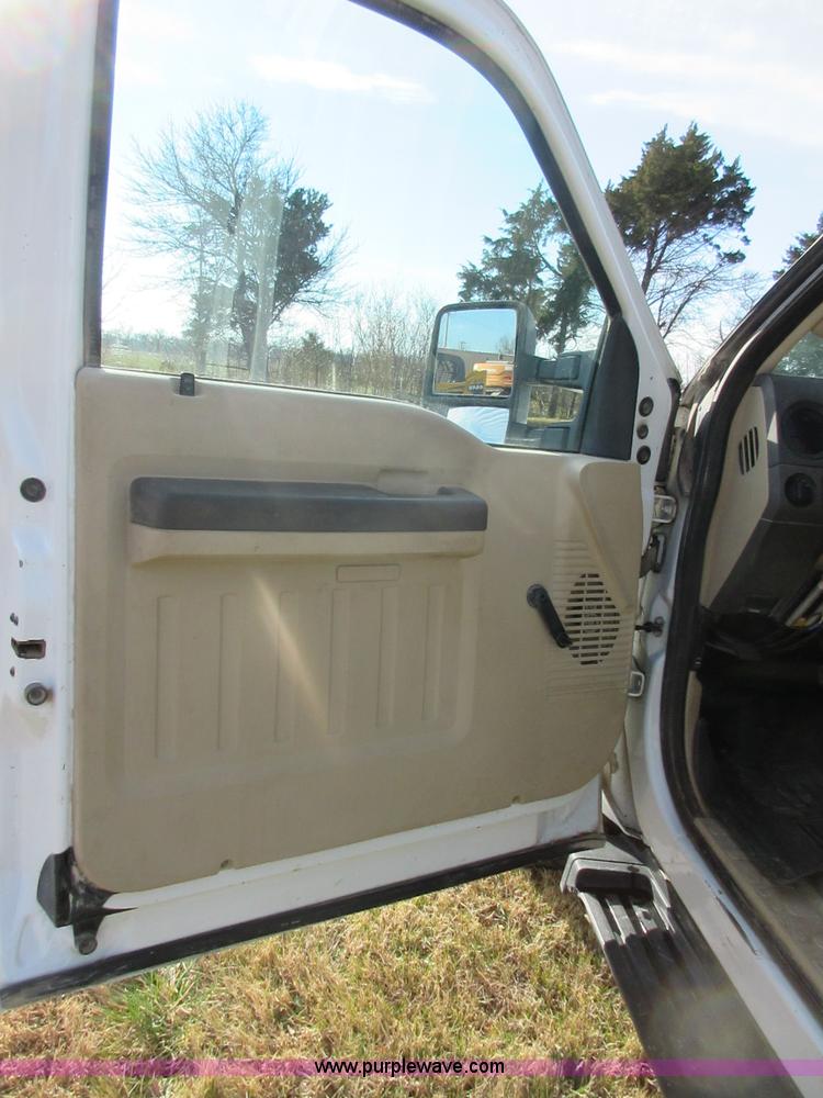 image for item I1817 2008 Ford F350 Super Duty XL SuperCab cab and chassis