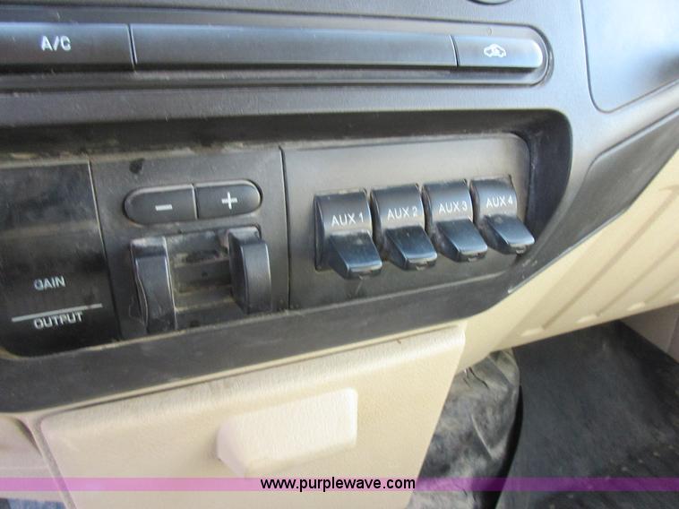 image for item I1817 2008 Ford F350 Super Duty XL SuperCab cab and chassis