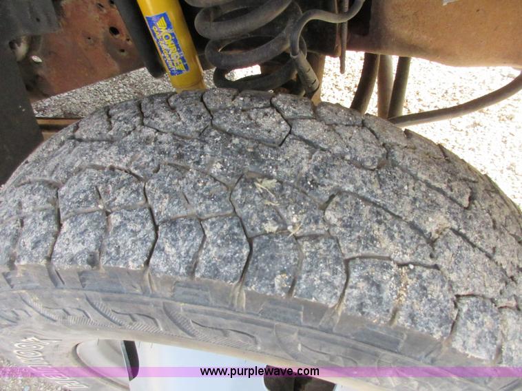 image for item I1818 2007 Ford F350 Super Duty XL flatbed pickup truck