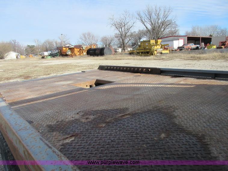 image for item I1818 2007 Ford F350 Super Duty XL flatbed pickup truck