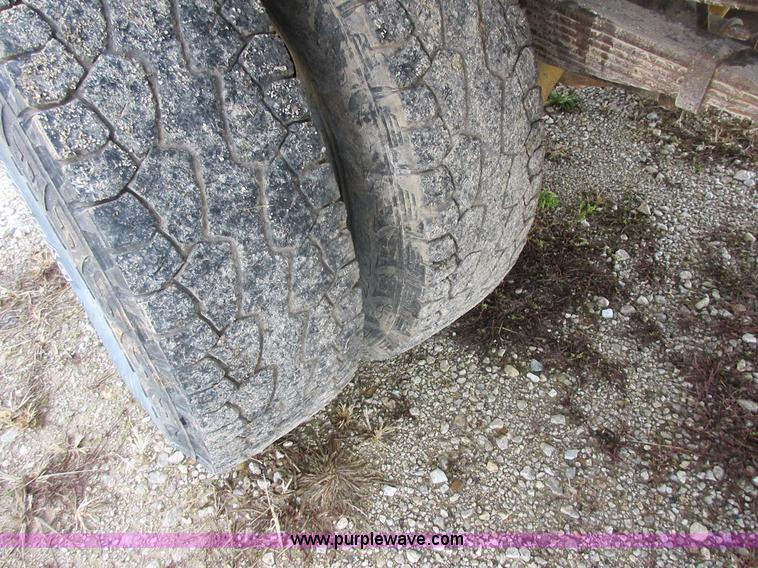 image for item I1818 2007 Ford F350 Super Duty XL flatbed pickup truck