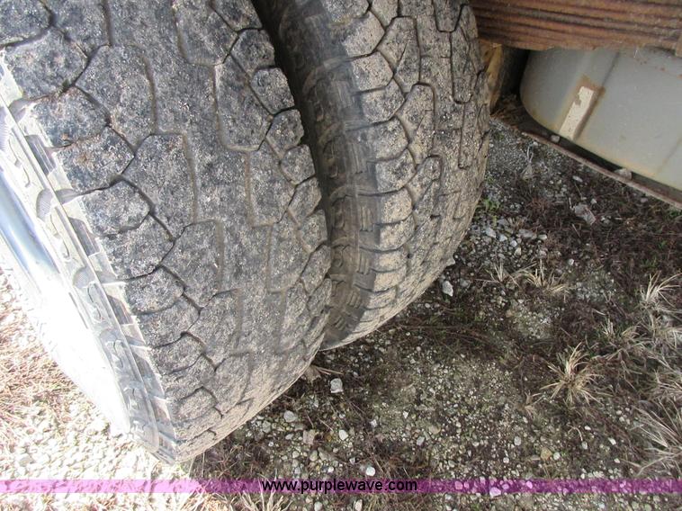 image for item I1818 2007 Ford F350 Super Duty XL flatbed pickup truck