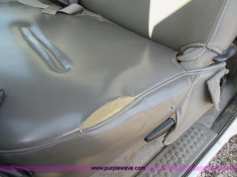 image for item I1818 2007 Ford F350 Super Duty XL flatbed pickup truck