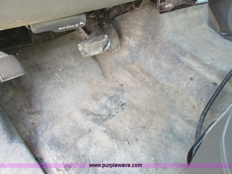 image for item I1818 2007 Ford F350 Super Duty XL flatbed pickup truck